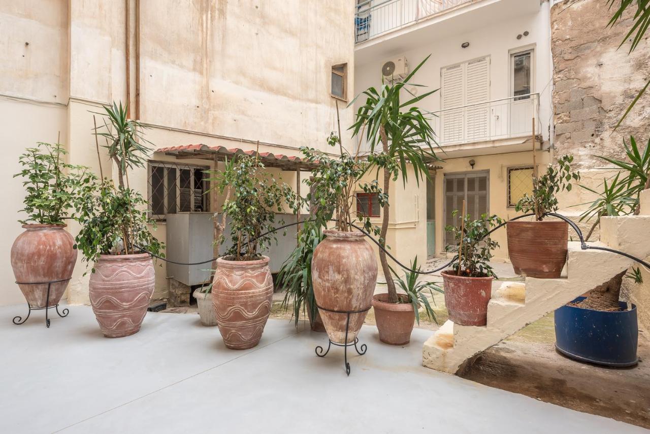 The Courtyard Oasis Apartment Athena Bagian luar foto