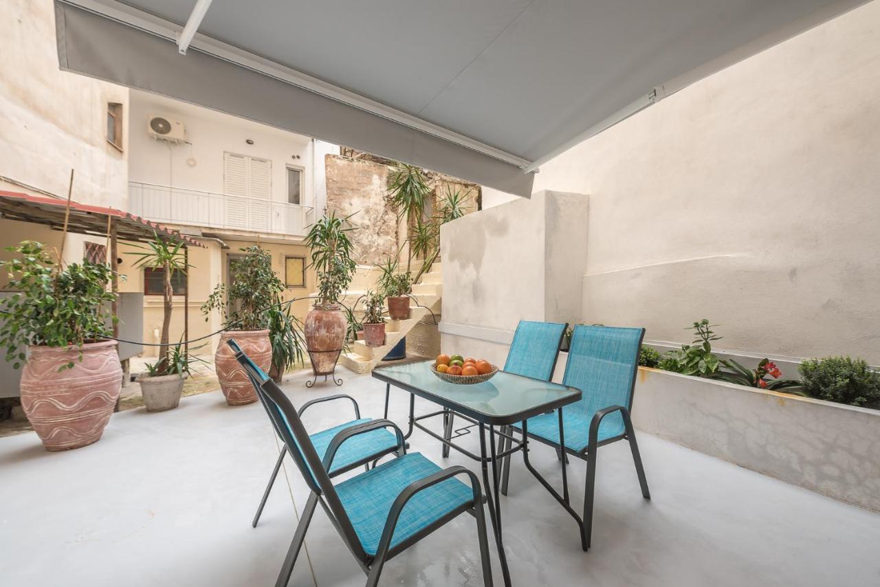 The Courtyard Oasis Apartment Athena Bagian luar foto