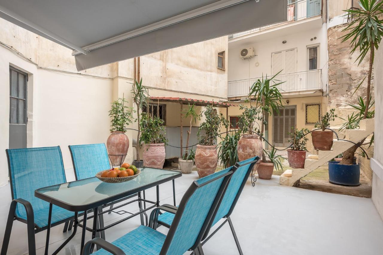 The Courtyard Oasis Apartment Athena Bagian luar foto